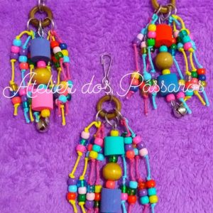 Brinquedo Penduricalho com Argola de Madeira e Cadarço Colorido (Pequeno)