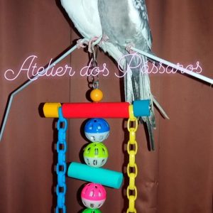 Brinquedo de Madeira com Bolas Plásticas e Corrente de Acrílico Colorida